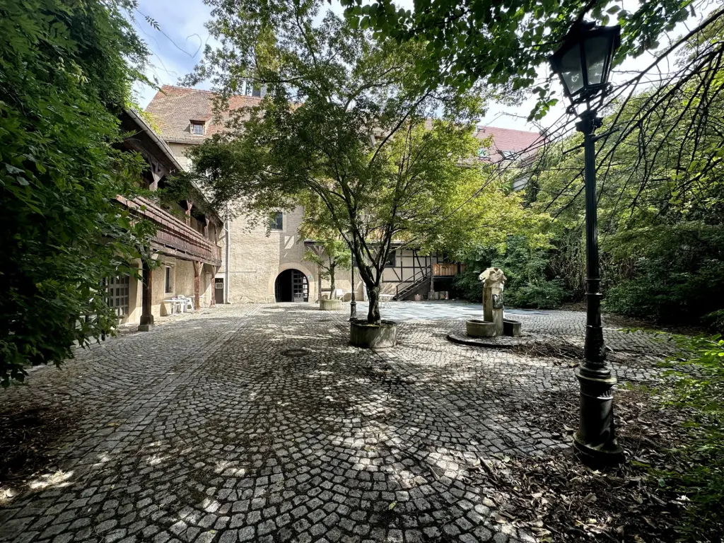 2025_posthalterei_innenhof_4zu3